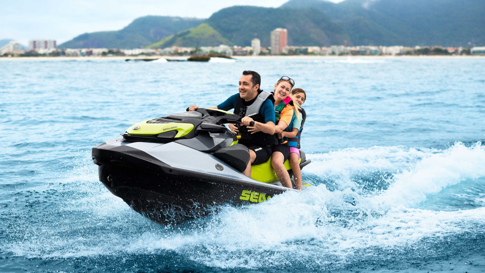 Homme et femme chevauchant un Sea-Doo RXP-X 