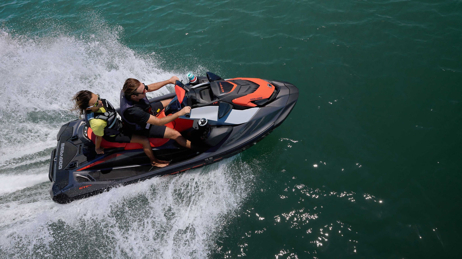 新しい2022 Sea-Doo GTIに乗っているカップル