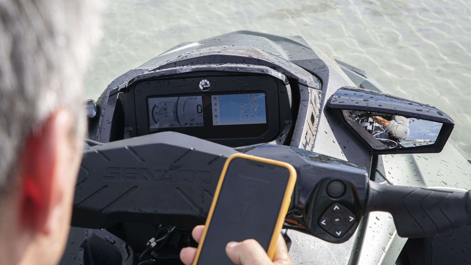 Gros plan sur l’écran d’une motomarine Sea-Doo