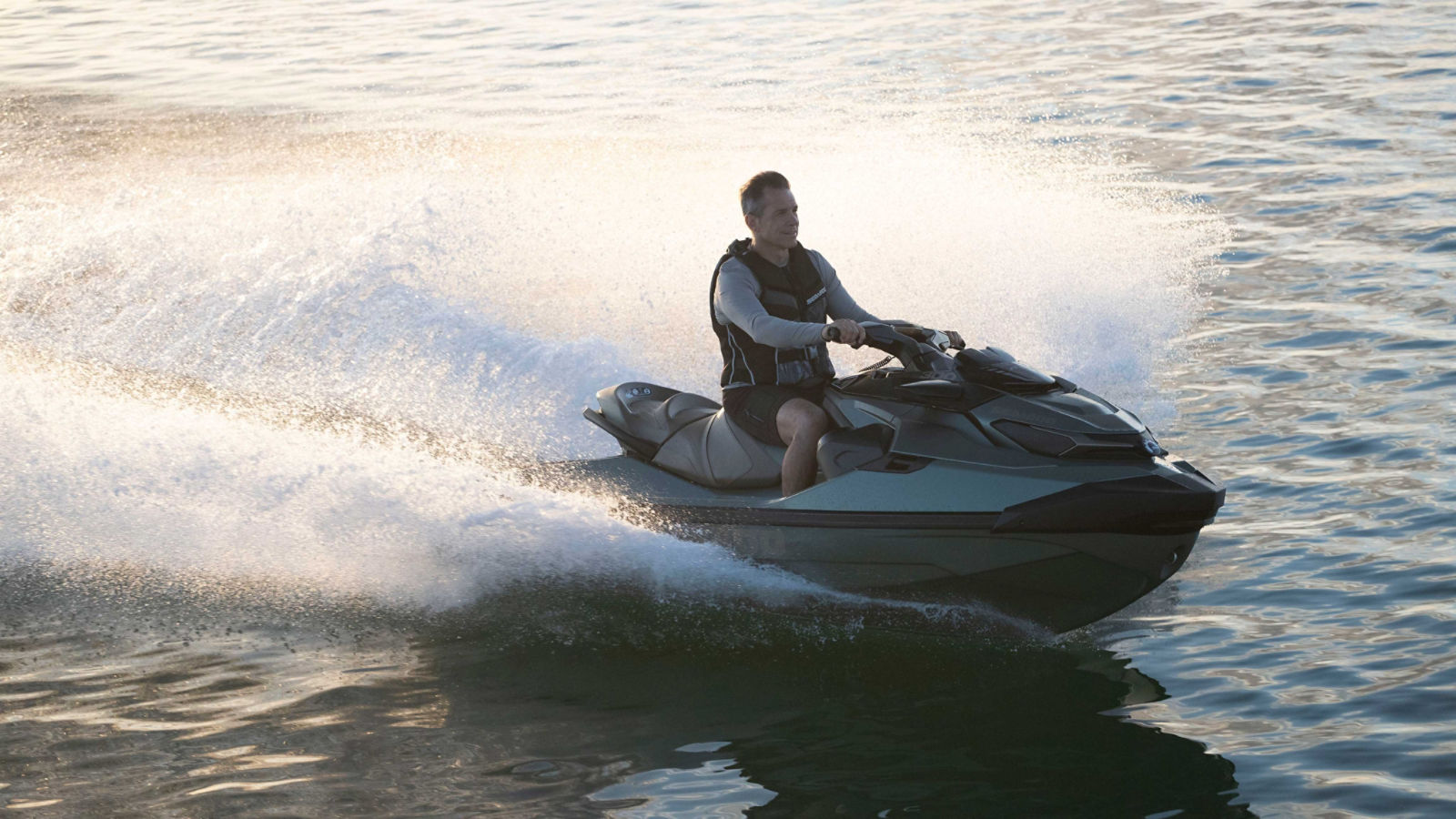 Man rijdt op een Sea-Doo GTX Limited