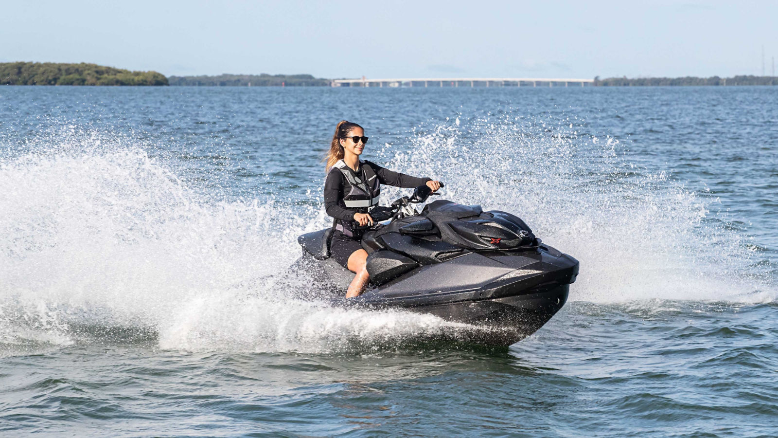 Sea-Doo RXP-Xに乗っている女性