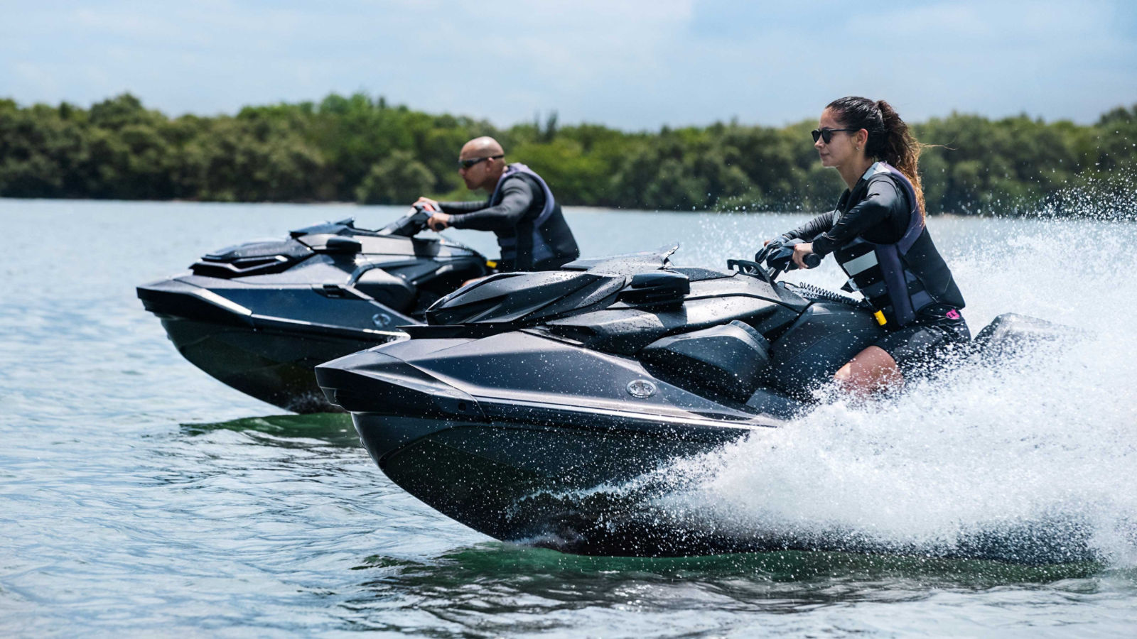 Mujer y hombre a bordo de su Sea-Doo RXP-X