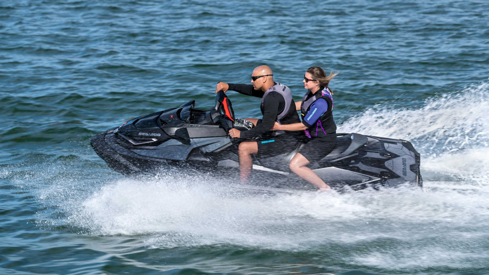 Couple accélérant sur un Sea-Doo RXT-X