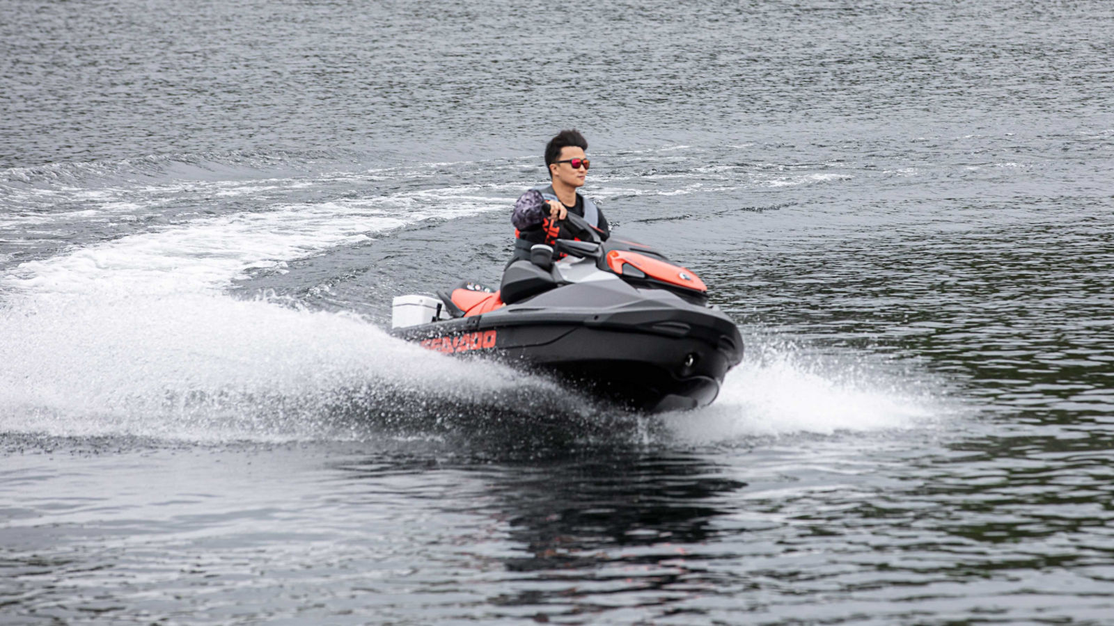 Sea-Doo GTIに乗っている男性