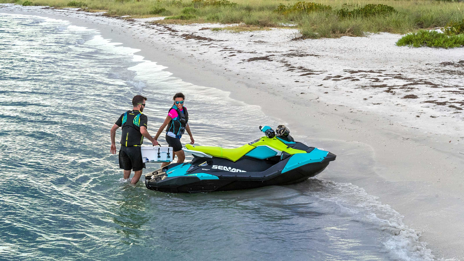Paar kommt mit seinem Sea-Doo am Strand an