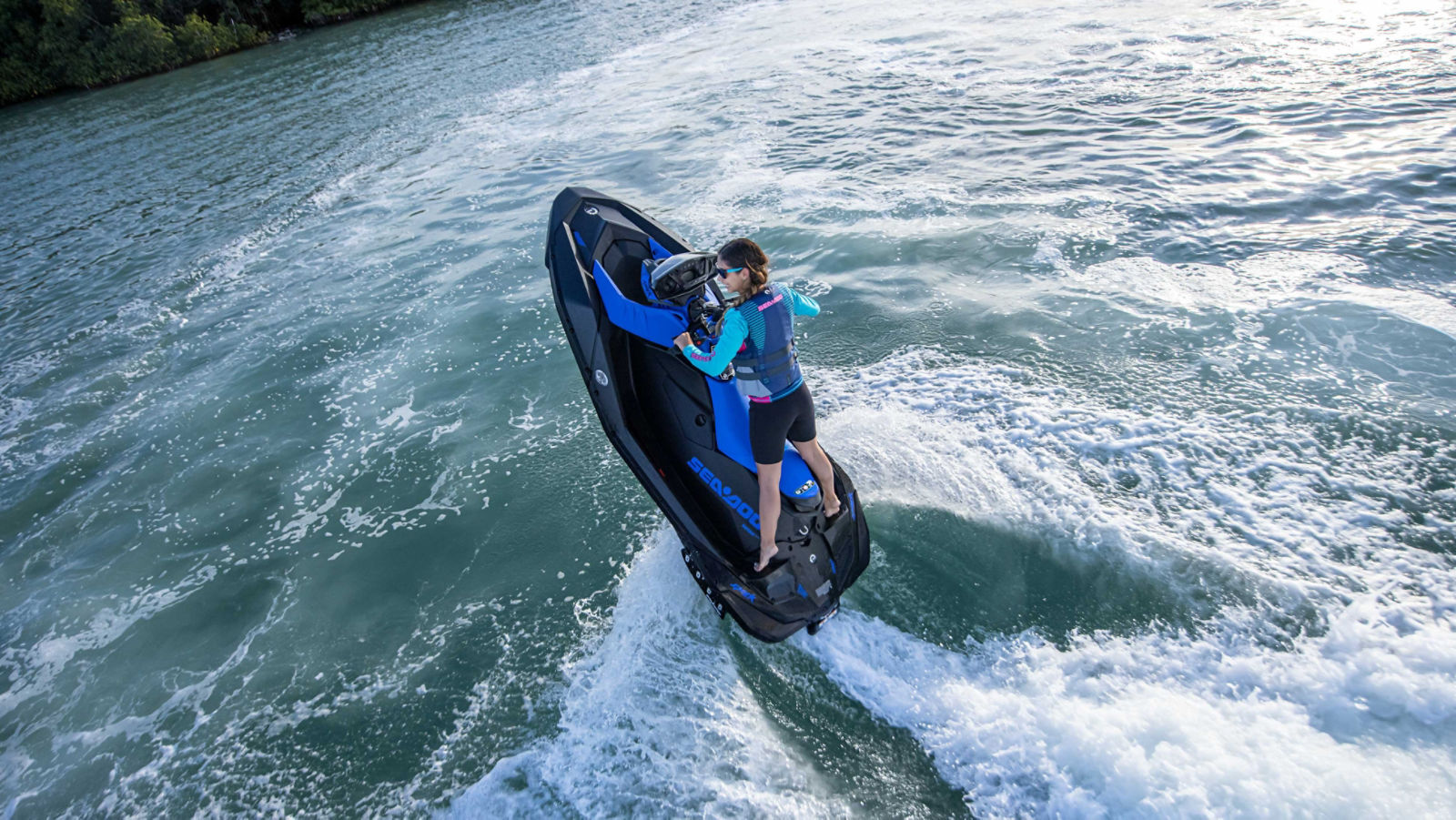 Mujer haciendo una vela en su Sea-Doo Spark Trixx azul