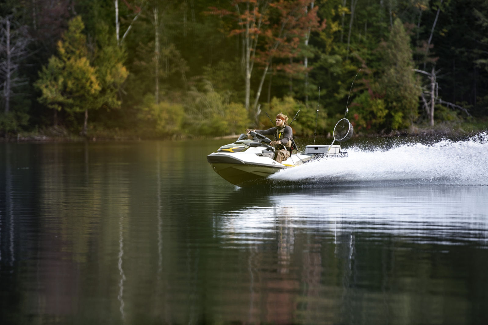 Una Sea-Doo FISH PRO con accesorios en acción en un lago