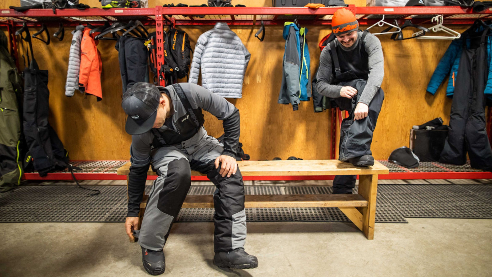 Homme s'habillant pour une sortie en motoneige