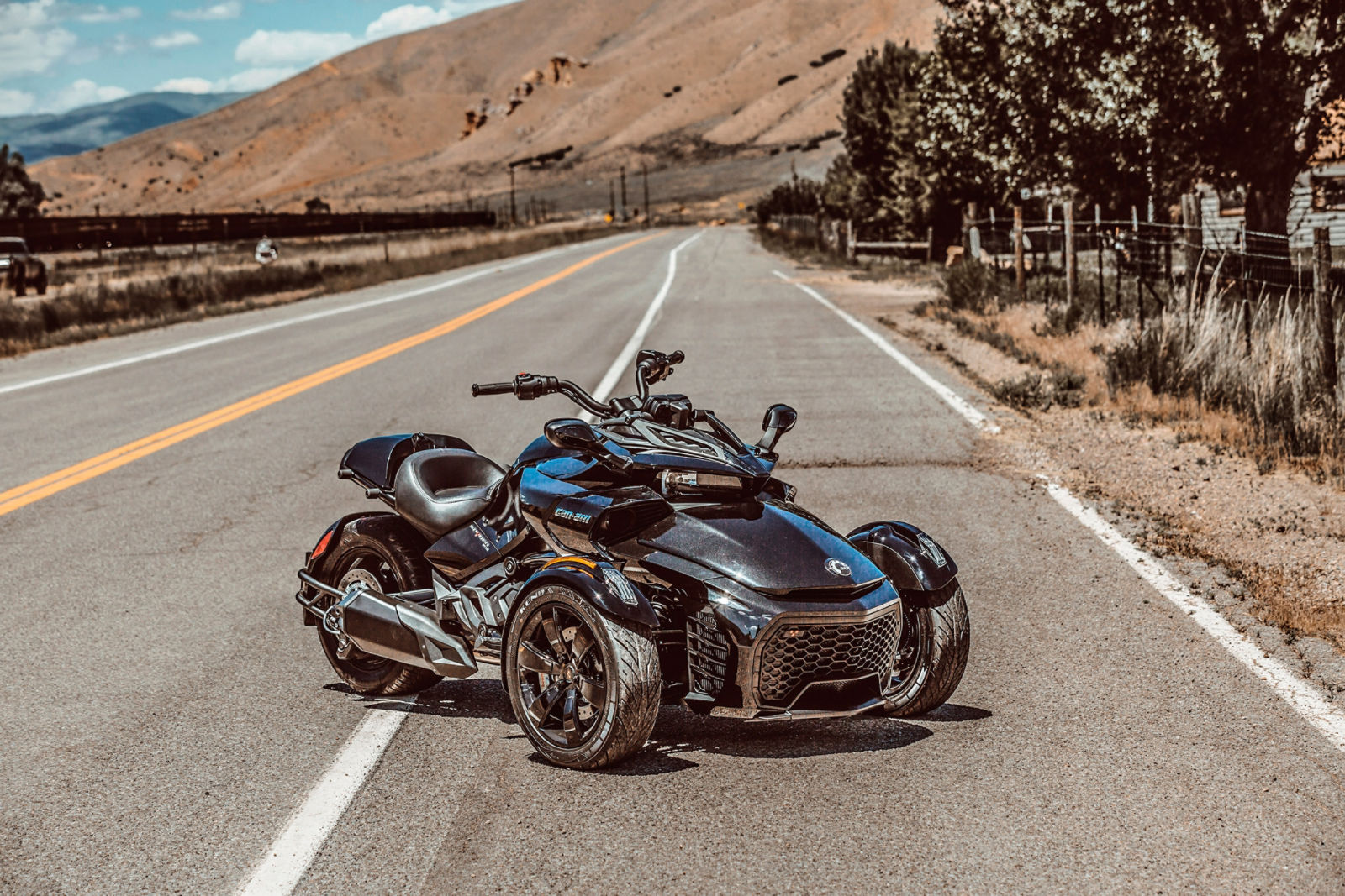Can-Am Spyder estacionado na estrada