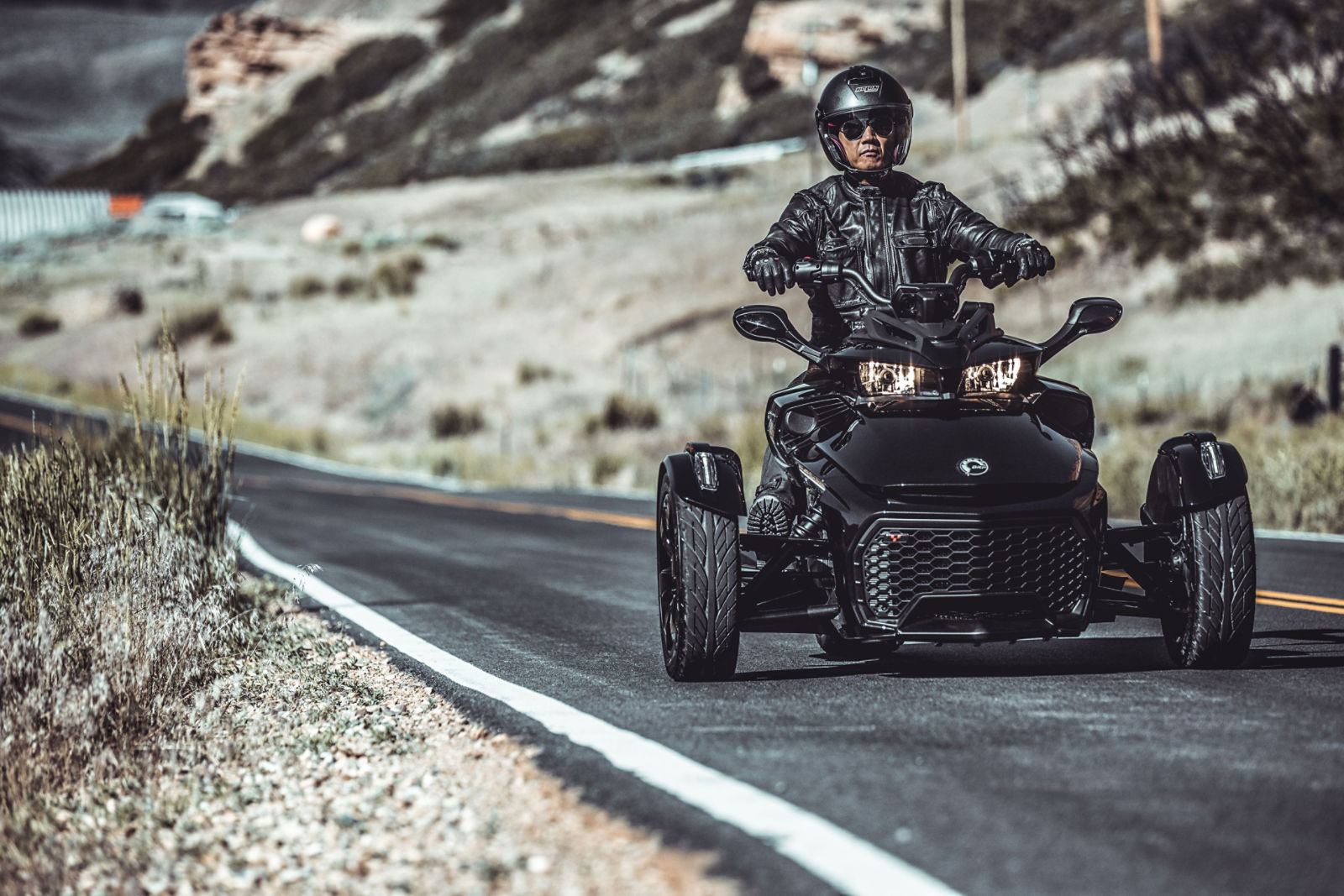 Homem pilotando seu Can-Am Spyder na estrada