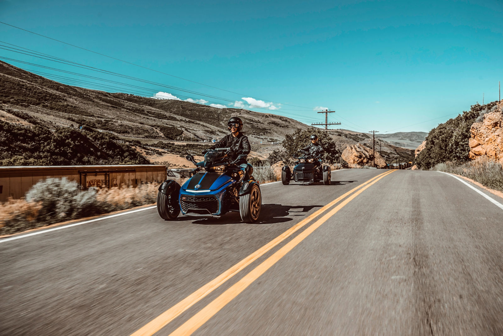 Amigos passeando na estrada com suas Can-Am Spyder