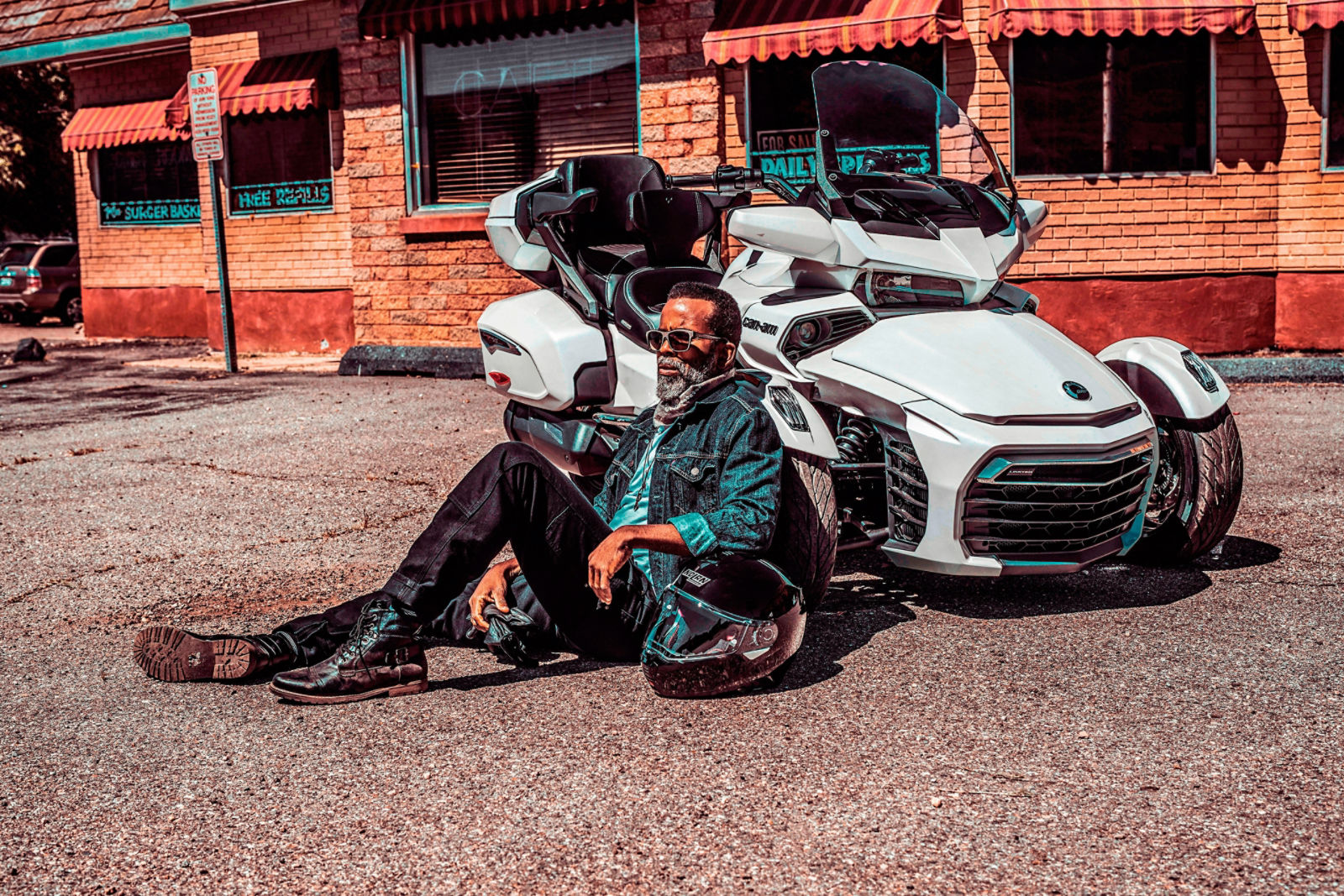 Piloto descansando ao lado do seu Can-Am Spyder