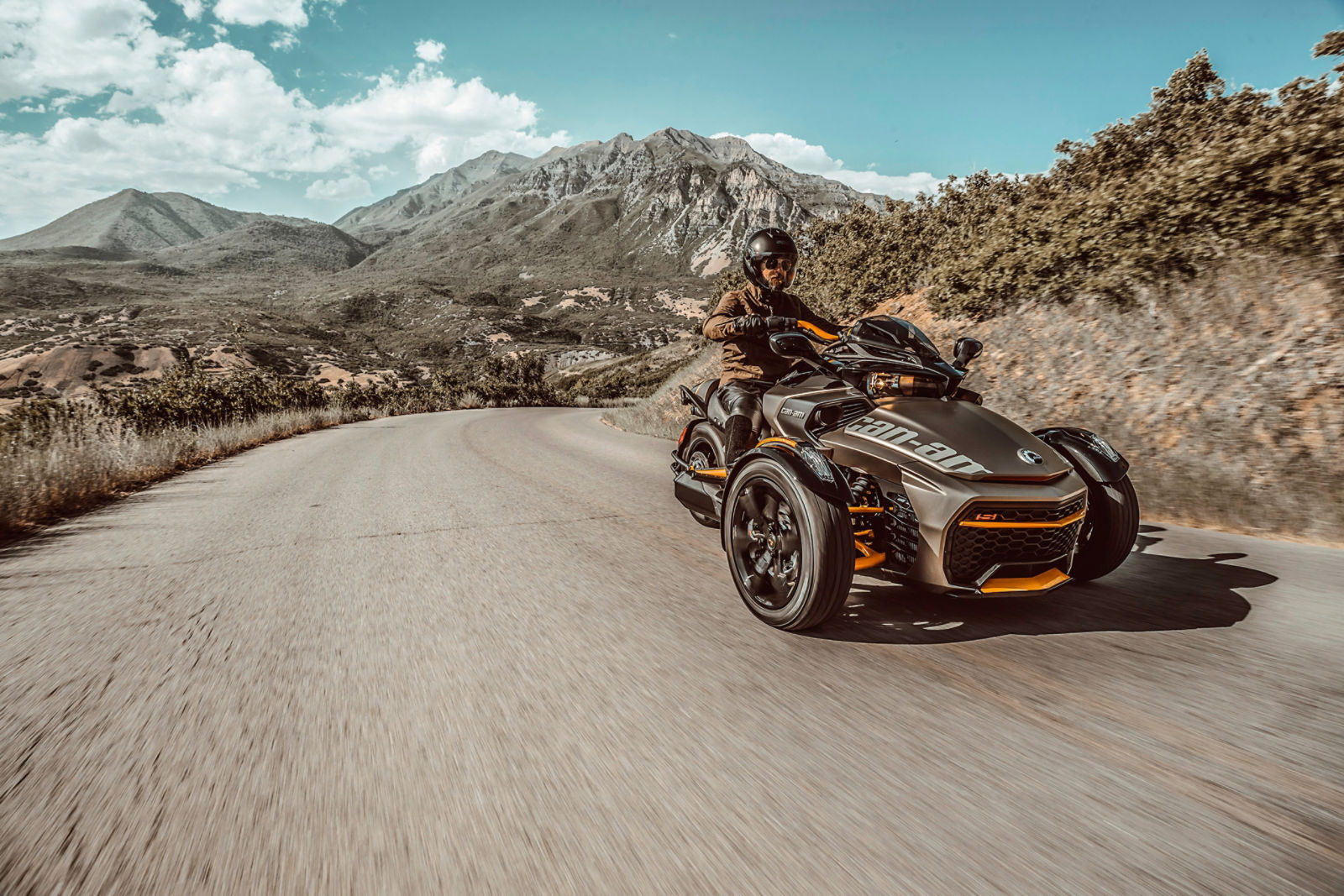 Homem pilotando seu Can-Am Spyder na estrada