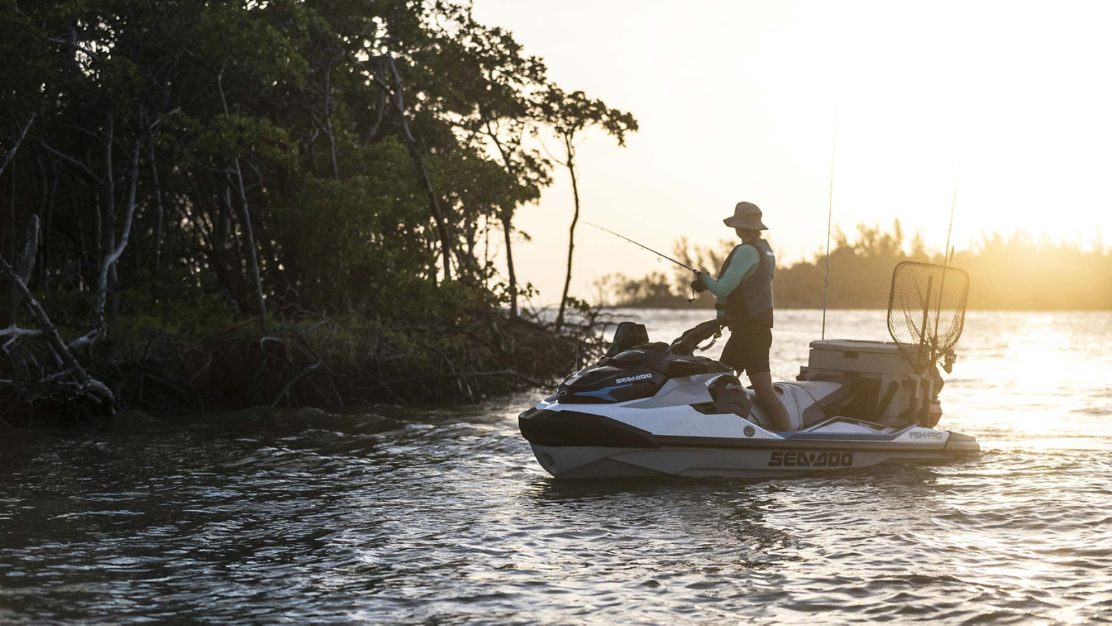 Mulher pescando no seu Sea-Doo Fish Pro ao por do sol