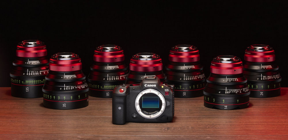 Objectif cinéma CN‑R14mm T3.1 parmi un ensemble avec boîtier Canon