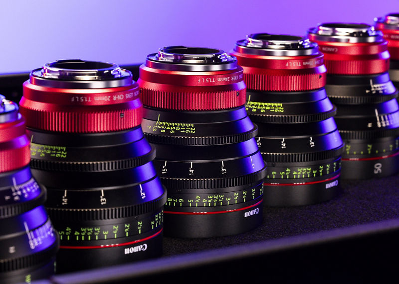Rangée d’objectifs cinéma Canon avec anneaux rouges et repères de mise au point
