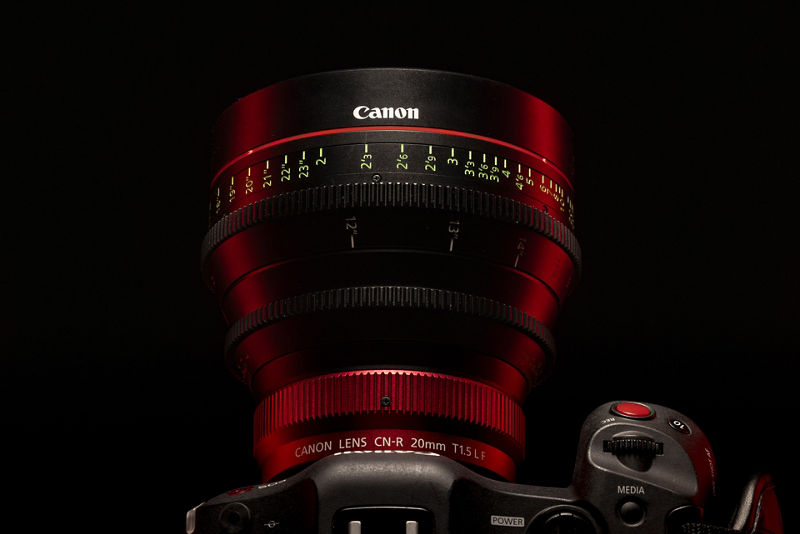 Objectif cinéma Canon CN‑R 20mm T1.5 monté sur un boîtier caméra