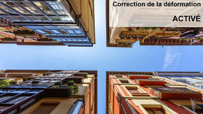 Vue vers le haut corrigée de la distorsion avec lignes droites des bâtiments