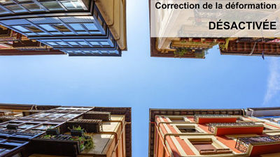 Vue vers le haut des bâtiments montrant la distorsion sans correction