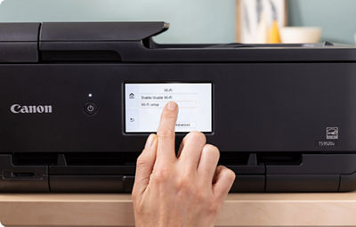 PIXMA TS9520a - Personne utilisant l’écran tactile