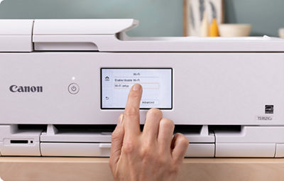PIXMA TS9520a - Personne utilisant l’écran tactile