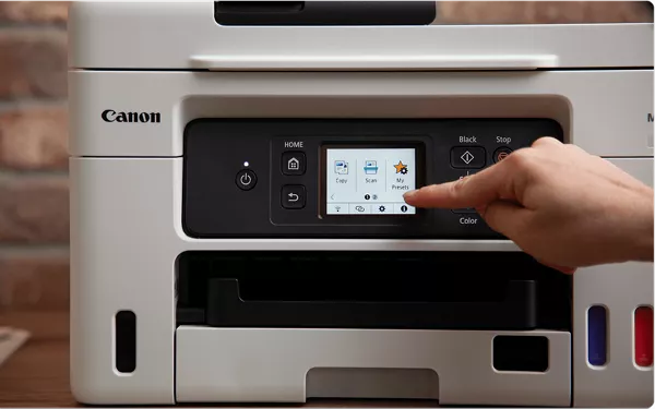 MAXIFY GX4020 - Personne utilisant l’écran tactile de l’imprimante