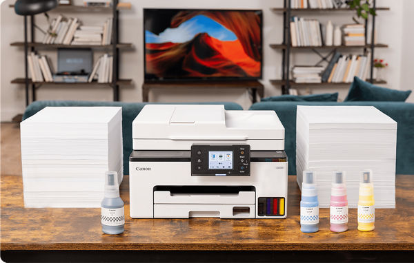 MAXIFY GX2020 - Imprimante avec bouteilles d’encre devant l’imprimante