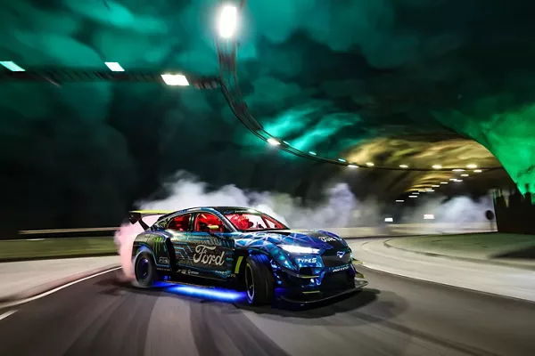 EOL Larry Chen - Voiture à la dérive dans un tunnel