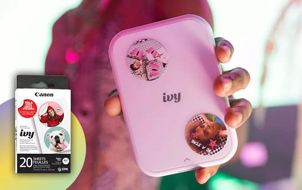 IVY2 Tenu avec deux autocollants personnalisés dessus