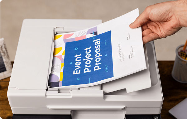 MAXIFY GX2020 - Personne utilisant le chargeur automatique de documents supérieur