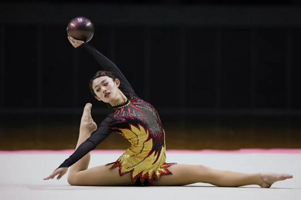 Gymnaste effectuant des jambes fendues
