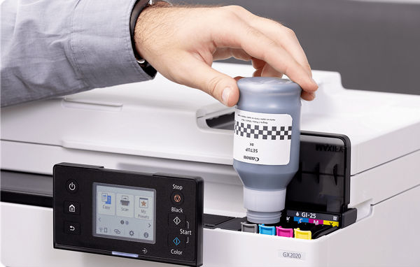 MAXIFY GX2020 - Personne remplissant des réservoirs d’encre avec une bouteille d’encre