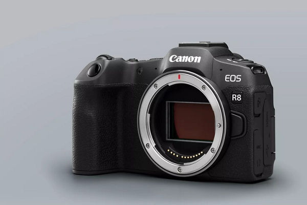 EOS R8 - Vue de 3 quarts