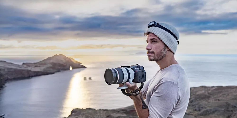 Photographe tenant l’EOS R5 C