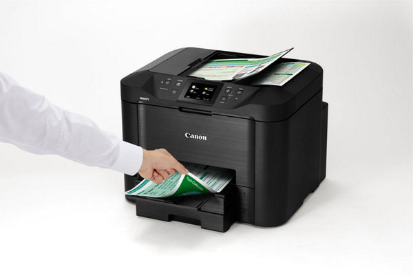 MAXIFY MB5420 - Personne sortant du papier imprimé