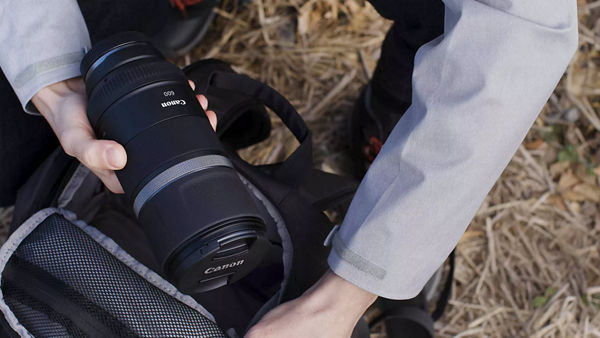 Retrait de l’objectif RF600mm du sac photo