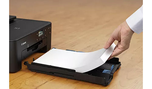 Chargement du papier dans le bac à papier de la PIXMA TS702a