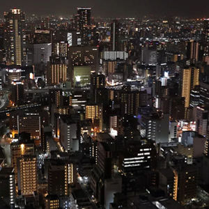 Vue du ciel de la ville la nuit