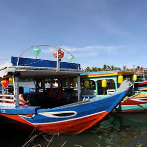 Bateaux colorés sur un quai 
