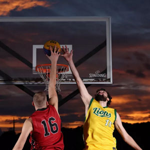 Deux personnes jouant au basket