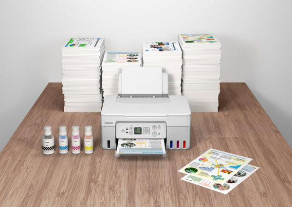 PIXMA G3270 - Vue de face devant de nombreuses piles de prospectus imprimés