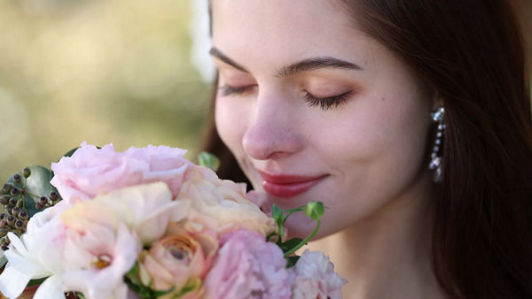 Personne tenant des fleurs