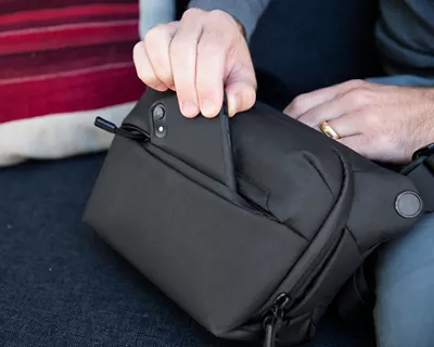 4825V552-everyday-sling-3l-bk-7
