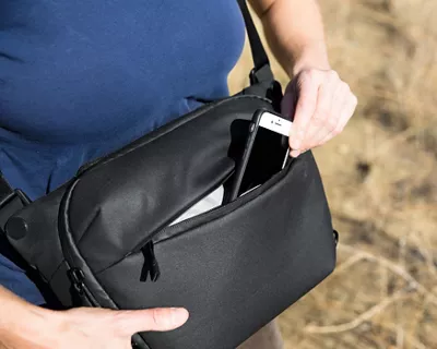 4825V553-everyday-sling-6l-bk-2
