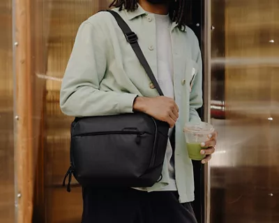 4825V553-everyday-sling-6l-bk-5