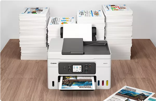MAXIFY GX4020 - Vue de face devant de nombreuses piles de flyers imprimés