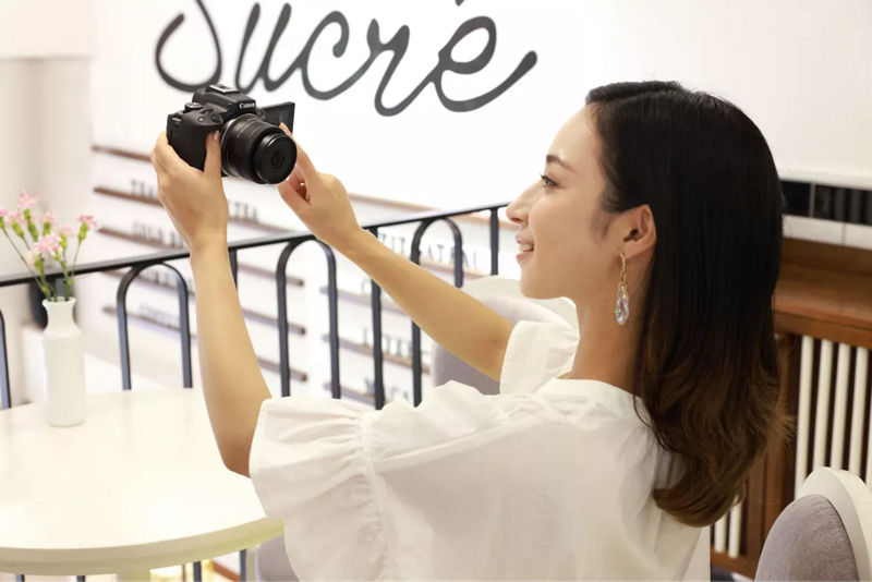 RF-S10-18mm F4.5-6.3 IS STM - Personne prenant une photo dans un café