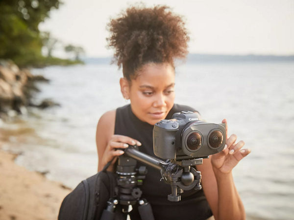 Femme sur la plage avec objectif
