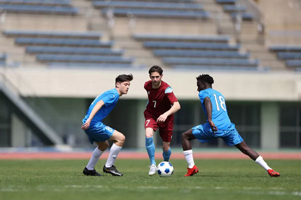 Joueurs de football jouant au football