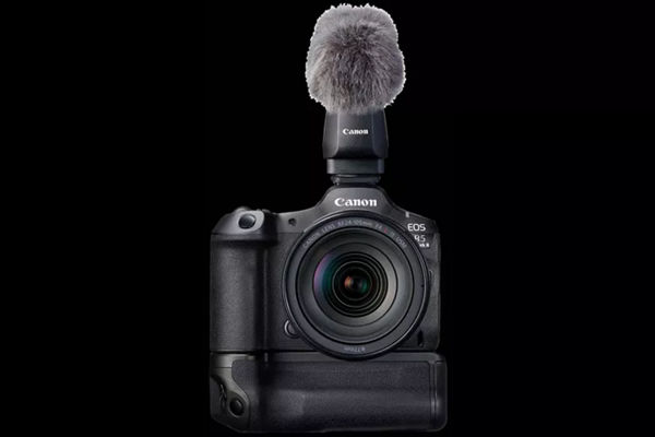 EOS R5 Mark II avec microphone et accessoires de poignée d’alimentation
